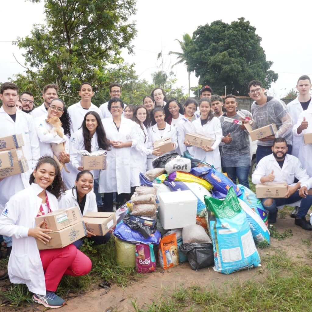 Estudantes de Veterinária fazem doação para APA