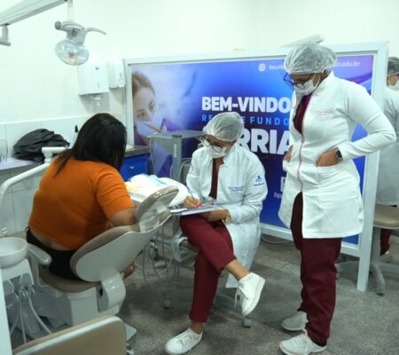 Estudantes de Odontologia realizam atendimentos na FAT