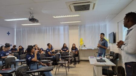 Empresa Multi-Júnior da Unifat ministra palestra no IEL sobre Educação Financeira e Saúde Mental