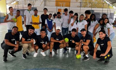 Estudantes de Educação Física promovem aula de handebol para crianças de escola pública