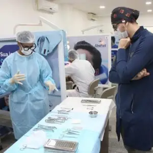 Alunos de Odontologia aprendem técnicas de restauração em aula prática