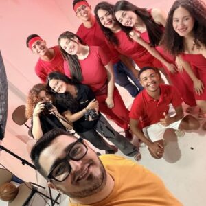 Alunos da UniFat transformam estúdio em laboratório de fotografia monocromática