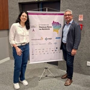 Professora e estudantes da enfermagem participam de encontro sobre doenças raras