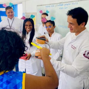 Acadêmicos de Odontologia da UniFat realizam ações de saúde coletiva em escola e unidade de saúde